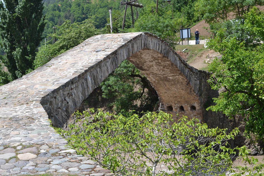 каменный арочный мост в Дандало