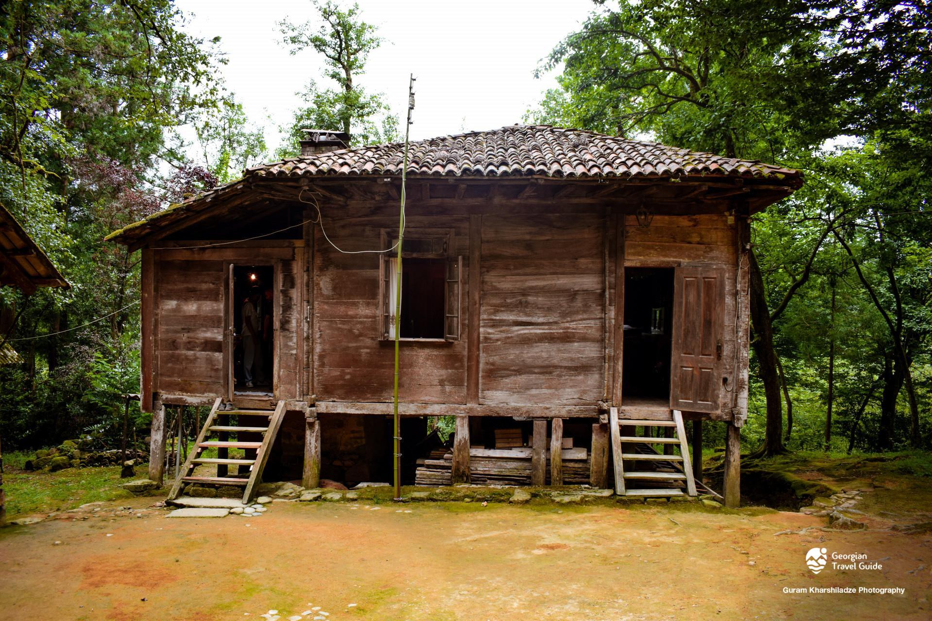 О 160-летнем деревянном доме семьи Эсадзе из Легвы